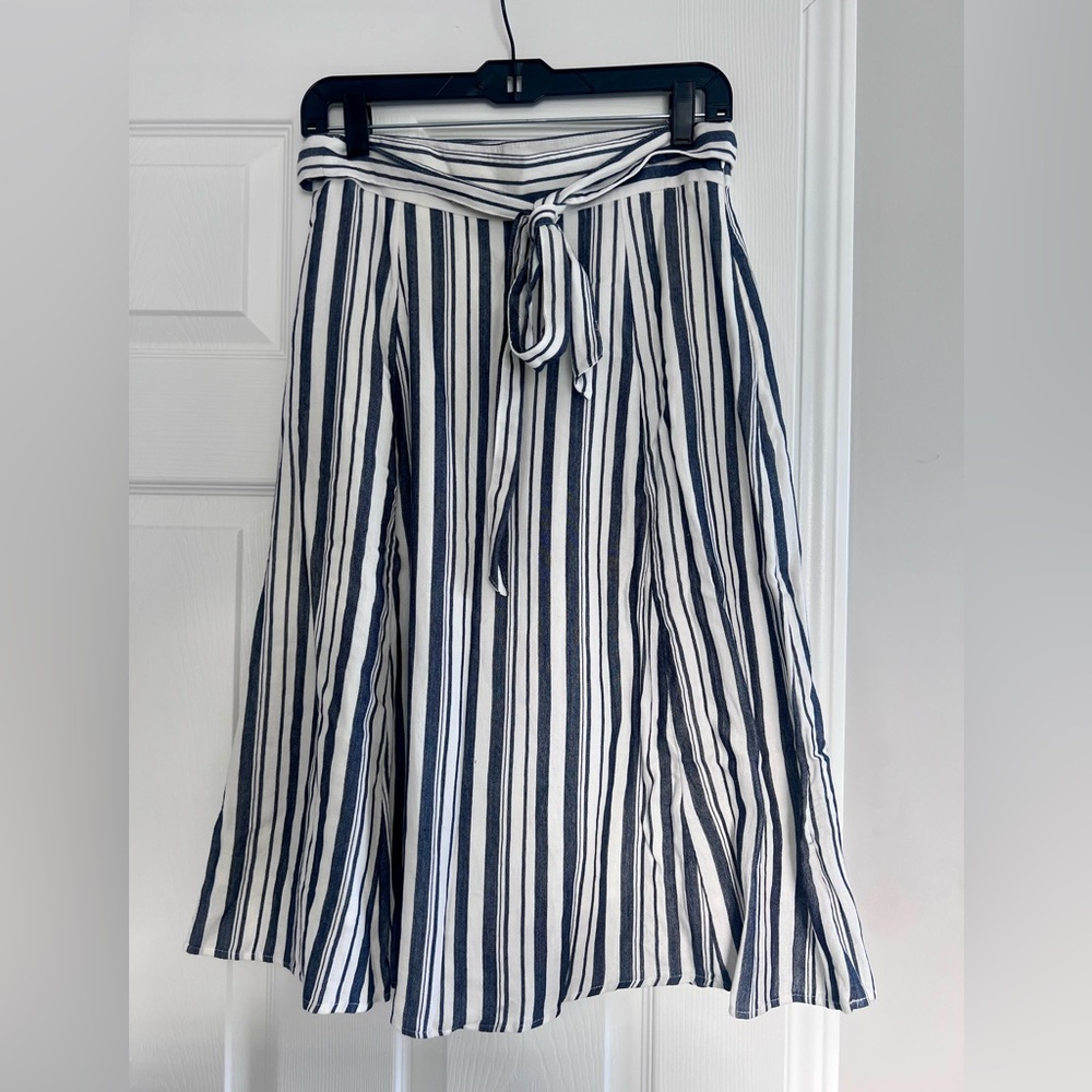 LOFT Charcoal Gray and White Striped A-Line Midi Skirt with Tie Belt